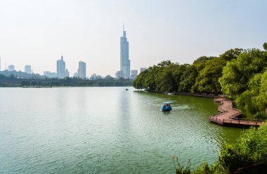 Nanjing Merkezi 'nin göl manzarası