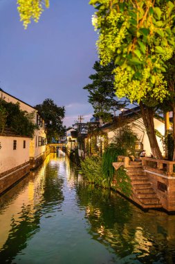 Gece Eski Şehir Suzhou 'da kanal manzarası