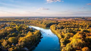 Ağaçlarla çevrili Korostorok nehrinin havadan görünüşü