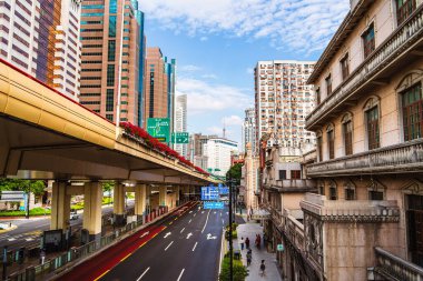 Modern bina ve yolların yer aldığı Şangay şehir merkezi