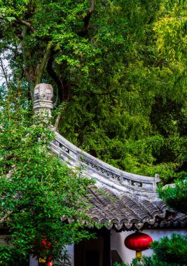 Yuyuan Bahçeleri 'nin geleneksel mimarisi yeşilliklerle çevrili.