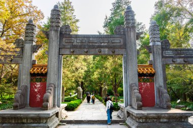 Nanjing mozolesine giren ziyaretçiler var.