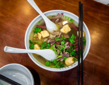 Nanjing 'de bir kase etli ve otlu erişte.