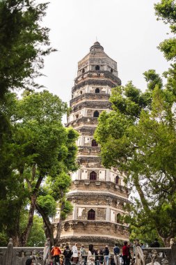 Çin 'in Suzhou bölgesindeki Tiger Hill Pagoda' yı ziyaret eden insanlar.