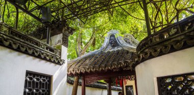 Yuyuan Gardens Şangay 'da geleneksel mimari çevresi yeşilliklerle çevrili.