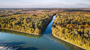 Renkli ağaçlarla çevrili nehrin havadan görünüşü