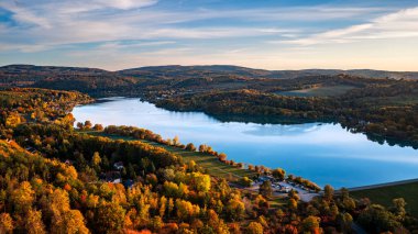 Sonbahar ağaçlarıyla çevrili Orfu Gölü manzarası