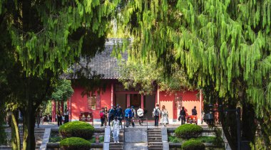 Nanjing Mozolesini gezen ziyaretçiler yeşilliklerle çevrili.