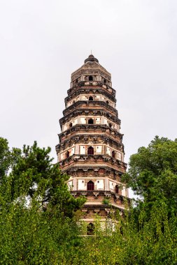 Kaplan Tepesi Pagoda 'sı Suzhou' da yeşil ağaçlarla çevrili.
