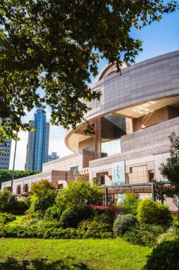 Orta Şangay 'daki modern mimari çevresi yeşillikle çevrili.