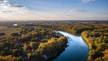 Ağaçlarla çevrili Korostorok nehrinin havadan görünüşü
