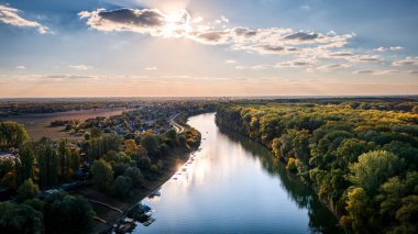 Yeşil ağaçlarla çevrili nehrin havadan görünüşü