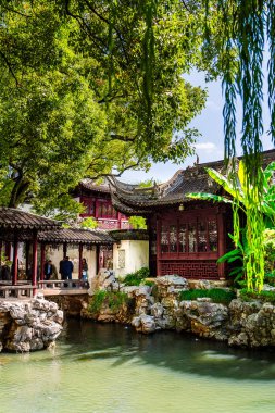 Yuyuan Bahçeleri 'ndeki geleneksel binaları çevreleyen yemyeşil alanlar.
