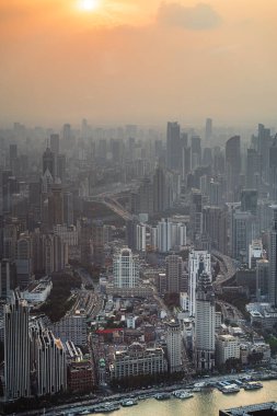 Gün batımında Şangay Pudong 'un hava manzarası