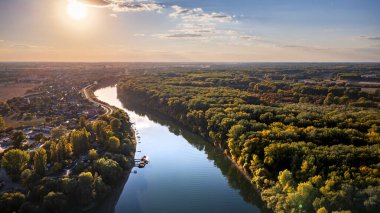 Ağaçlarla çevrili Korostorok nehrinin havadan görünüşü
