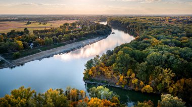 Renkli ağaçlarla çevrili nehrin havadan görünüşü
