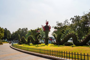 Nanjing şehir parkındaki ejderha heykelleri.