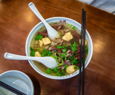 Nanjing 'de otlarla kaplı bir kase erişte.