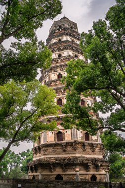 Kaplan Tepesi Pagoda 'sı Suzhou' da yeşil ağaçlarla çevrili.
