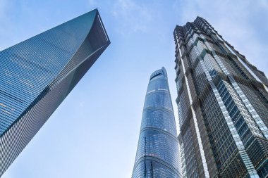 Shanghai Pudong 'daki gökdelenler gökyüzüne doğru uzanıyor.