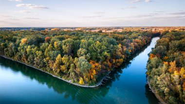Renkli ağaçlarla çevrili nehrin havadan görünüşü