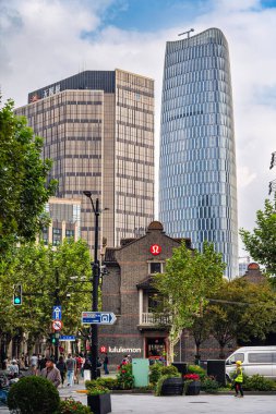 Xintiandi Şangay 'da modern binalar ve yeşillik