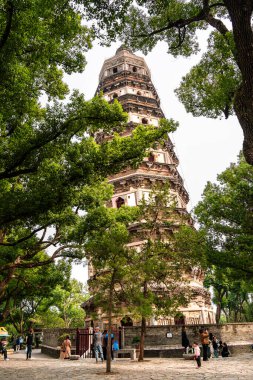 Kaplan Tepesi Pagoda 'sı yeşil ağaçlarla çevrili Suzhou Çin