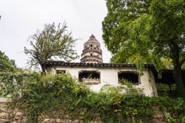 Kaplan Tepesi Pagoda, Suzhou 'da ağaçlarla çevrili.