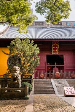 Hangzhou 'daki Jingci Tapınağı yeşilliklerle çevrili.