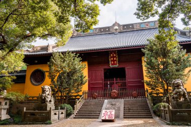 Hangzhou 'daki Jingci Tapınağı yeşil ağaçlarla çevrili.