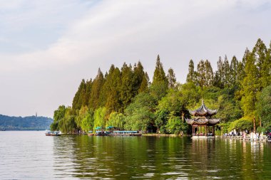 Hangzhou Çin 'deki Batı Gölü' nün sakin manzarası