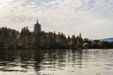 Pagoda ve ağaçlarla Batı Gölü manzarası