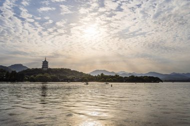 Dağlar ve bulutlarla Batı Gölü üzerinde gün batımı