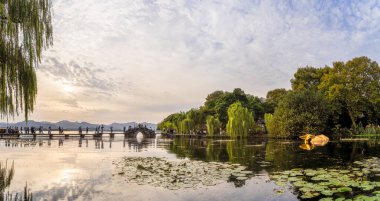 Hangzhou Çin 'deki Batı Gölü manzarası