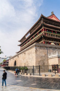 Xian Center 'da antik mimarinin yakınında yürüyen insanlar.