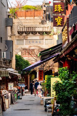 Xian Merkezi 'ndeki dar sokaklar dükkanlarla dolu.