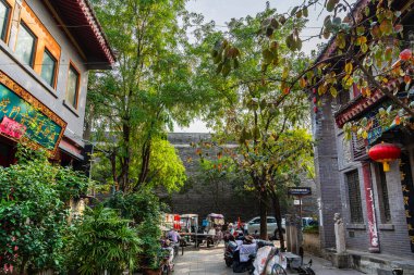 Ağaçlar ve binalarla Xian Center 'da sokak manzarası