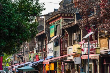 Çin 'in Xian Merkezinde caddelerde kuyruk oluşturan renkli dükkanlar