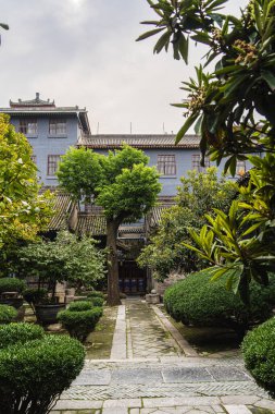 Xian Camii girişine giden yemyeşil bahçe yolu.