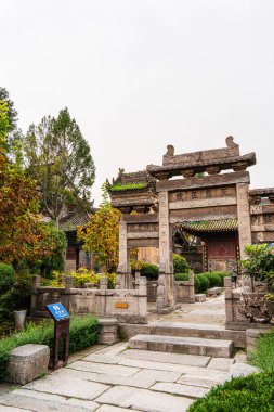 Xian Camii girişi yeşil ve taş yollarla çevrili.