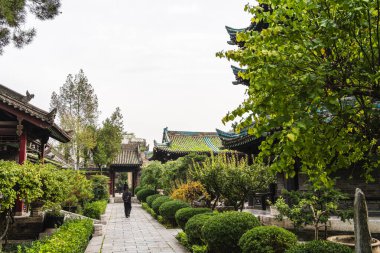 Çin 'deki Xian Camii' nde yemyeşil bahçe yolu.