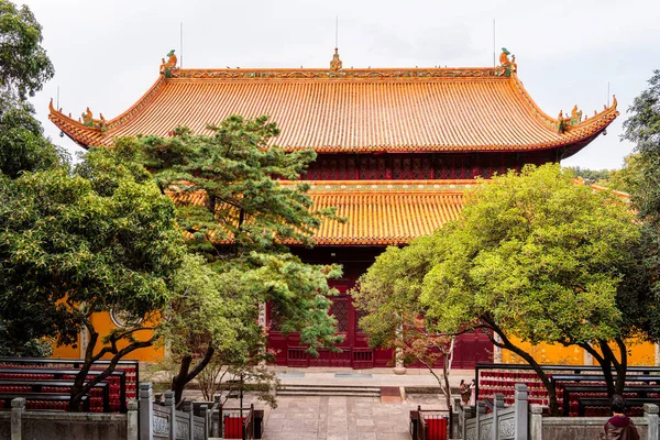 Çin 'in Hangzhou bölgesindeki ağaçlarla çevrili Jingci Tapınağı.