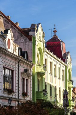 Pecs Macaristan 'da açık mavi gökyüzü altında renkli binalar