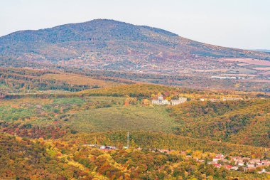 Macaristan 'daki Mecsek dağlarının sonbahar manzarası