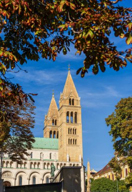 Pecs 'te mavi gökyüzünün altında tarihi kuleler inşa ediliyor