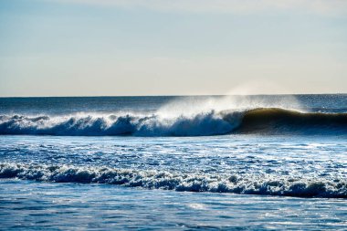 Cote Sauvage 'da dalgalar kıyıya vuruyor.