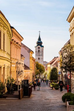 Macaristan 'da dar sokaklar renkli binalarla dolu.