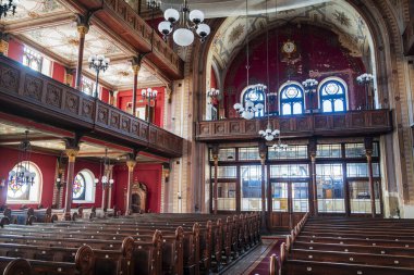 Macaristan 'daki sinagogun içi ahşap sıralarla dolu.