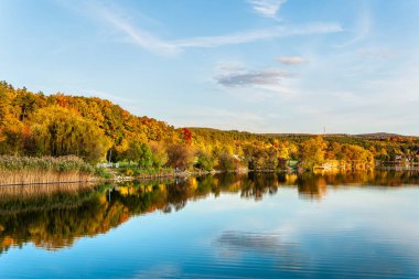 Sonbahar ağaçlarıyla çevrili Orfu Gölü manzarası