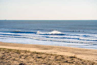 Cote Sauvage kumsalında dalgalar çarpışıyor.